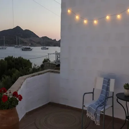 Near The Waves In Grikos Apartamento