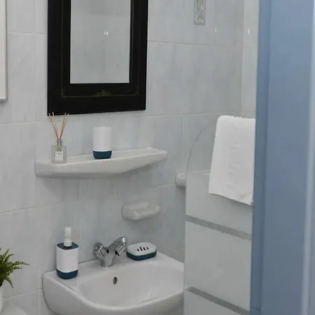Near The Waves In Grikos Apartamento *